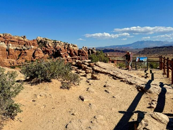 The path to the Fiery Furnace viewpoint: it is rocky and uneven.