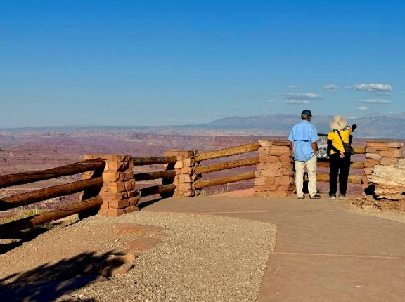 The path to the overlook: it is well paved and leads to a fence that protects visitors from the drop below.